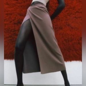 ✨Zara Knitwear Wrap Skirt
✨Brown/Tan 
✨Super Comfortable